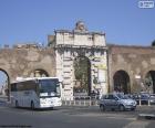 Ворота Сан-Джованни находится одна из ворот в стене Аврелиан в Риме, Италия